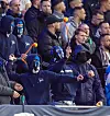 Vermummte Fans werfen Tennisbälle auf den Platz
