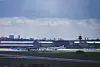 Flugzeuge stehen am Hamburger Flughafen.