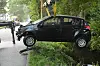 Die Fahrerin und ihre Beifahrerin landeten mit dem schwarzen Hyundai im Wassergraben.