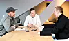 Florian Rebien, Claus Costa und Tim Meinke sitzen am Tisch und sprechen