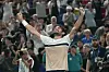 Valentin Vacherot reißt nach seinem Sensations-Triumph beim Masters-Turnier in Shanghai die Arme hoch