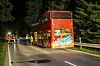 Rettungskräfte stehen neben einem Doppeldeckerbus.