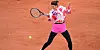Victoria Asarenka trat zu ihrem Erstrunden-Match in Paris mit langer Hose und Trainingsjacke an.
