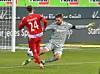 Der Moment der Entscheidung: Heidenheims Christian Kühlwetter trifft nach einem Patzer von HSV-Keeper Sven Ulreich im Hinspiel zum 3:2.