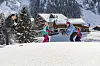 So geht Urlaub: Ein Schneefeld mit kleinem Rodelhang ist direkt neben dem Hotel Kaiserhof, der Lift per Ski erreichbar.