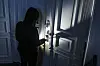 Eine Person versucht in einer Wohnung einzubrechen.