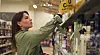 Eine Frau greift im Supermarkt nach einer Getränke-Flasche. (Symbolbild)