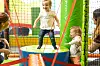 Im Keller des Hotels gibt es eine komplette Spiellandschaft mit Spielplatz, Bällebad und Kletterwand.