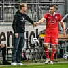 Timo Schultz und Fortuna-Stürmer Rouwen Hennings