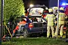 Feuerwehrmänner befreien die Schwerverletzten aus dem Opel.