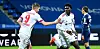 HSV-Knipser Simon Terodde (l.) beglückwünscht Amadou Onana nach dessen Treffer zum 1:0.