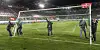 Mitarbeiter montieren ein Ersatztor vor dem Spiel in St. Gallen.