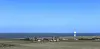 Das Wattenmeer bei Neuwerk. Am Horizont zieht ein Containerschiff vorbei. Stille. Nur der Wind pfeift und die Möwen schreien.