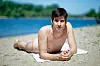 Mannheims Stadtrat Julien Ferrat liegt nackt am Strand.