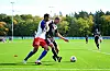 HSV-Stürmer Robert Glatzel im Zweikampf mit Osnabrücls Niklas Wiemann.