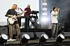 Gitarrist Royel Maddell (links) und Sänger Otis Pavlovic bei einem Auftritt ihrer Band Royel Otis im Juli 2025.