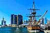 Ein Nachbau der berühmten „HMS Endeavour“ liegt im Hafen von Sydney.