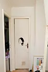 Die Tür zum Badezimmer wurde eingetreten.
