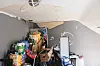 Im Wohn- und im Badezimmer sind die Decken durch den Brand teils eingestürzt.
