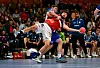 Der Stuttgarter Handballer Lukas Laube reißt seinen Hamburger Gegenspieler Jacob Lassen zu Boden.