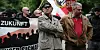 Thomas Wulff (l) und Christian Worch bei einer rechtsextremistischen Demo in Hamburg 2012.