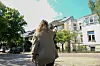 Lea K. zeigt auf das lädierte Dachgeschoss. Sie wohnt momentan bei einer Freundin.