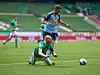Knifflige Szene: Davy Klaassen fällt im Zweikampf mit Christoph Kramer