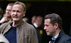 Hans-Joachim Watzke im Gespräch mit Lars Ricken während eines Bundesligaspiels von Borussia Dortmund