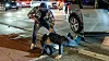 Zivilfahnder der Polizei nehmen zwei mutmaßliche Drogendealer fest.