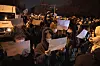 Demonstranten halten leere Papiere hoch, während sie protestieren. In China hat die strenge Corona-Politik am Wochenende zu den größten Protesten seit Jahrzehnten geführt.