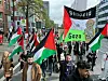 Auf der pro-palästinenischen Demo auf dem Steindamm bezichtigen Teilnehmer Israel des „Genozids“.