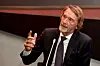 Nahaufnahme von Sir Jim Ratcliffe am Mikrofon