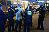 Polizisten führen den mutmaßlichen Täter ab.