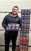 Junger Mann mit eine Stapel Schoko-Ostereiern