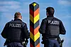 Garz: Zwei Bundespolizisten gehen im Grenzgebiet der EU-Binnengrenze zu Polen auf der Insel Usedom Streife.