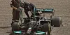 Weltmeister Lewis Hamilton (rechts) fuhr beim Test in Bahrain seinen Mercedes ins Kiesbett.