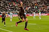 Jackson Irvine jubelt über seinen Treffer gegen Hansa Rostock
