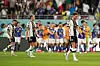 Leon Goretzka und Nico Schlotterbeck sind enttäuscht, im Hintergrund jubelt Japan
