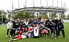 HSV-Nachwuchs jubelt vor dem Volksparkstadion