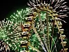 Hinter dem Riesenrad steigt das Dom-Feuerwerk.