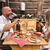 Ein Mann und eine Frau sitzen an einem gedeckten Tisch im Lokal „Zwutschkerl Alm“.