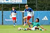 HSV-Talent Louis Lemke setzt sich gegen Bremens Mario Mbassi durch