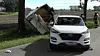 Zwei Insassen eines Wagen mit Wohnanhänger krachten am Sonntaag mit einem Kleinwagen zusammen.