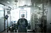 Eine Mitarbeiterin der Pflege steht in einem Patientenzimmer der Corona-Intensivstation des Universitätsklinikums Essen.
