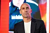 Luis Rubiales guckt auf einer Bühne in die Ferne