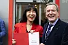 Gerhard Schröder (.r), Alt-Bundeskanzler, und seine Frau So-yeon Schröder-Kim stehen nach der Verleihung vor dem Kurt-Schumacher-Haus vor Medienvertretern.