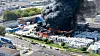 Die Flammen haben sich auf die gesamte Halle des Gewerbebetriebes ausgebreitet.