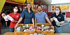 Julia Bauer von der Hamburger Tafel, die Schauspieler Andrea Gerhard und David Wehle sowie Johanna Rachuy vom ASB (v.l.) geben Masken und Essen aus.