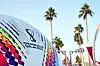 Der WM-Ball vor Palmen in Katar