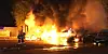 Feuerwehrleute auf dem Gelände von Sixt beim Löschen der in Brand geratenen Fahrzeuge.